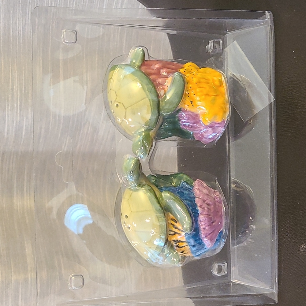 Sea turtles salt and pepper shakers